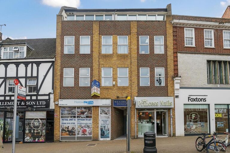 Фасад Westbury House в Pinner для инвесторов Внешний вид Westbury House в престижном Pinner идеален для коммерческой аренды и роста капитала