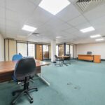 Современная ванная Westbury House в Pinner с высоким ROI от инвестиций