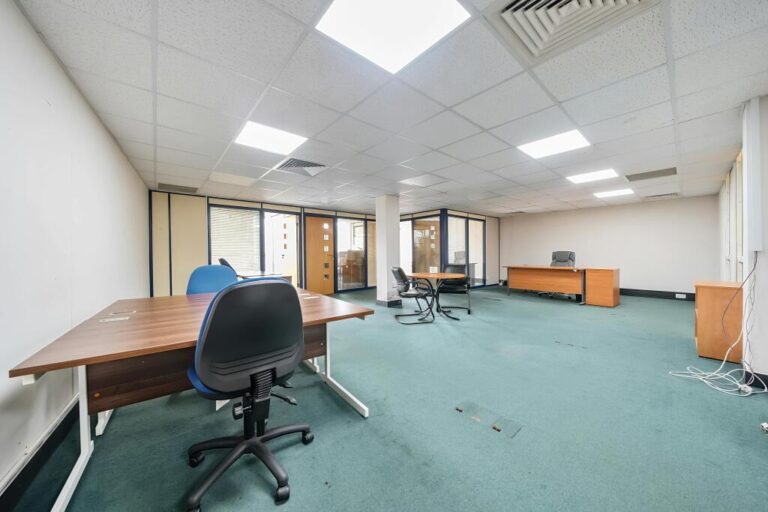 Ванная комната Westbury House Pinner аренда Современная ванная Westbury House в Pinner с высоким ROI от инвестиций