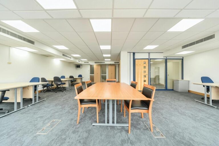Гараж Westbury House Pinner для ROI Практичный гараж Westbury House в Pinner повышает инвестиционную ценность
