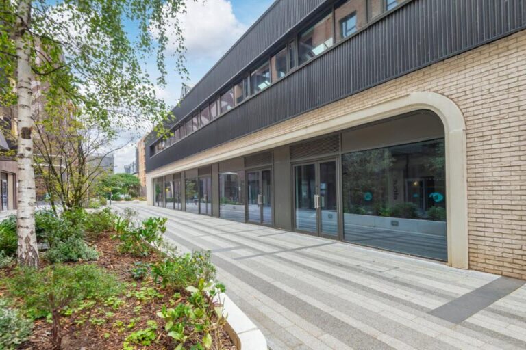 Вход в Merlin Works с улицы Walthamstow Главный вход в универсальный коммерческий хаб Merlin Works, готовый к индивидуальной отделке для розничных бизнесов