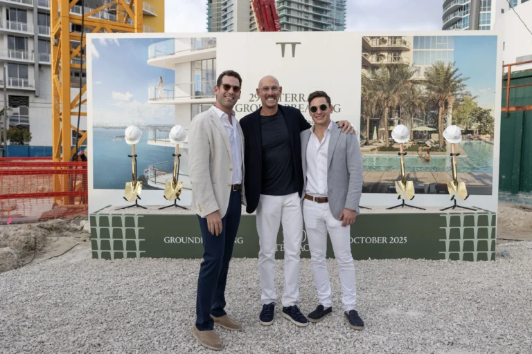 Команда Oak Row на стройплощадке Дэвид Вайц и Эрик Руттер из Oak Row Equities на groundbreaking 2900 Terrace Майами