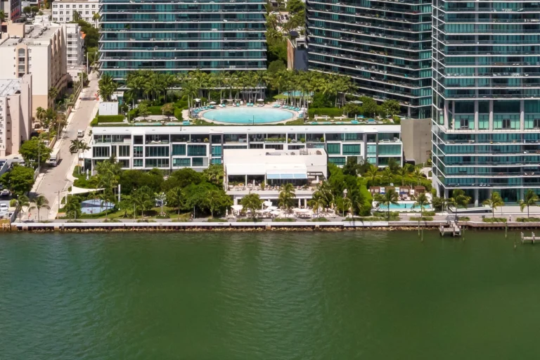 Терраса Amara at Paraiso прямо на воде в Эджуотере Водная терраса ресторана Amara at Paraiso Edgewater Miami инвестиционная недвижимость