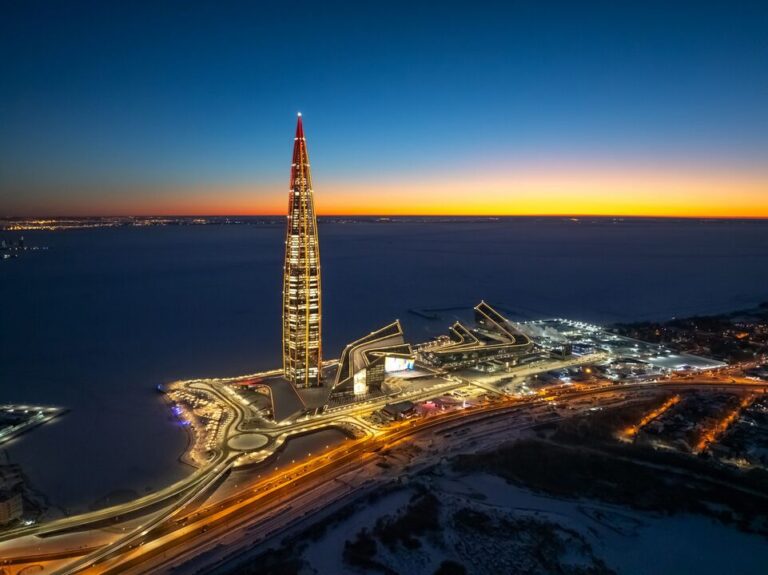 Ночной Лахта Центр с мостами Ночная подсветка Лахта Центр с мостами и водными отражениями в СПб