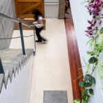 Один из двух стильных кухонных блоков в просторной лофт-студии Cobham Mews 512 кв.м