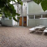 Стильный вход в архитектурный лофт Cobham Mews с парковкой и приватным двором