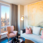 Просторная гостиная с видом в 555TEN Hudson Yards