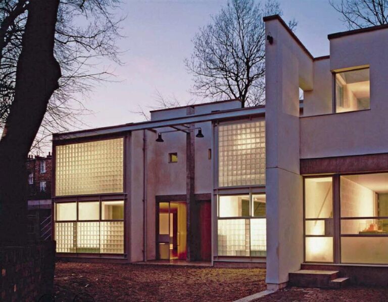 Элитный лофт в Cobham Mews с бетонной стеной Архитектурный лофт-студия 512 кв.м в Камдене с открытой бетонной конструкцией и верхним освещением