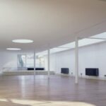 Удобная парковка на две машины в элитной недвижимости Cobham Mews Лондон Камден