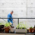 Комфортная терраса для отдыха в приватном дворе лофт-студии Cobham Mews Камден