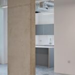 Медиа-стиль интерьер Cask Works с открытой планировкой в Hackney Wick для креативных фирм