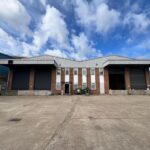 Отдельно стоящий склад 1285 м² в Суррее у трамвая Waddon Marsh, кирпичное здание высотой 6,8 м