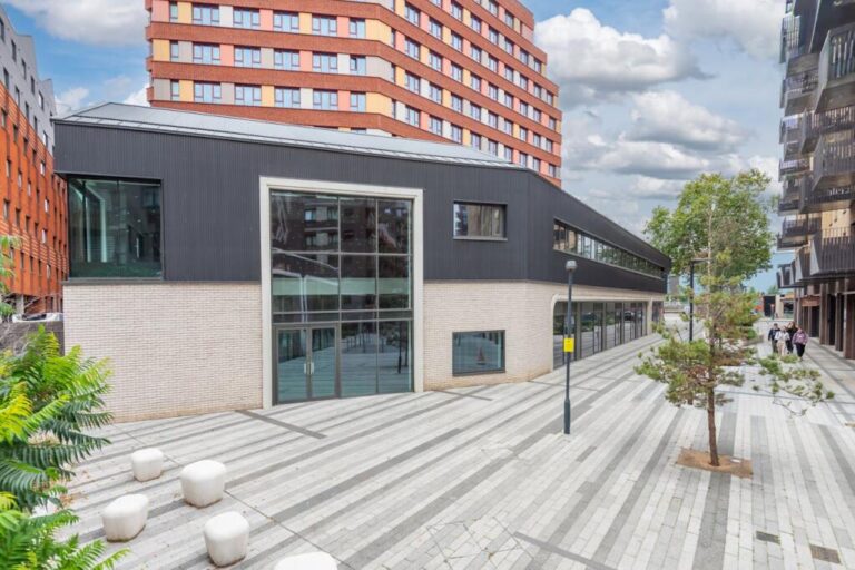 Панорамные окна Merlin Works Walthamstow Панорамные окна и естественное освещение в открытом пространстве Merlin Works, инвестиционный хаб