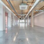 Стильная терраса офисного этажа в Cask Works, Hackney Wick, с видом на внутренний двор для комфортной работы и встреч
