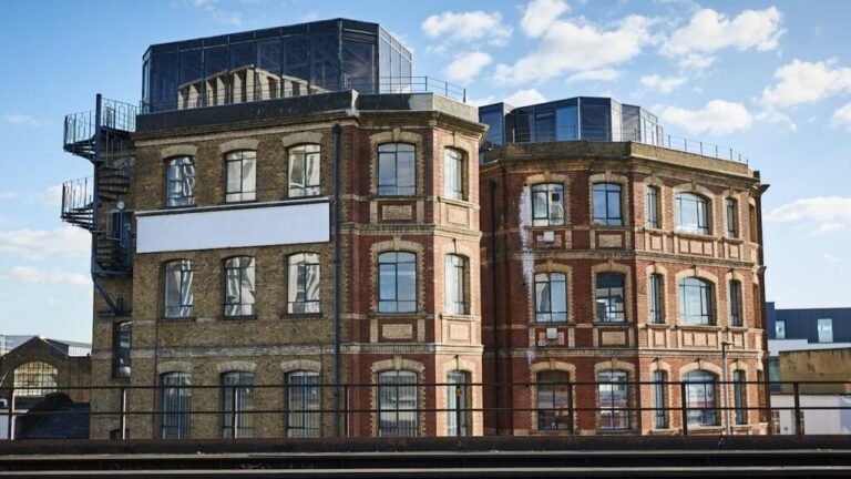 Боковой фасад здания на SW8 Фотография фасада 220 Queenstown Road, премиум коммерческая недвижимость Battersea, EPC A потенциал