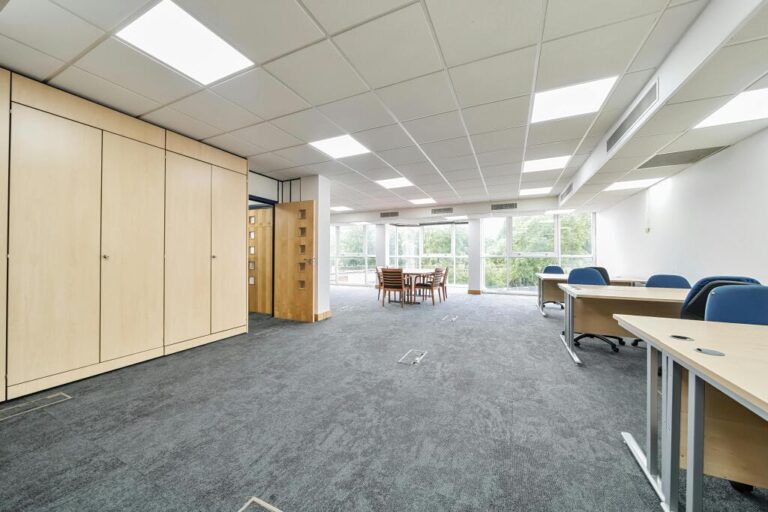 Гостиная Westbury House Pinner доходность аренды Светлая гостиная в Westbury House Pinner для стабильного инвестиционного дохода