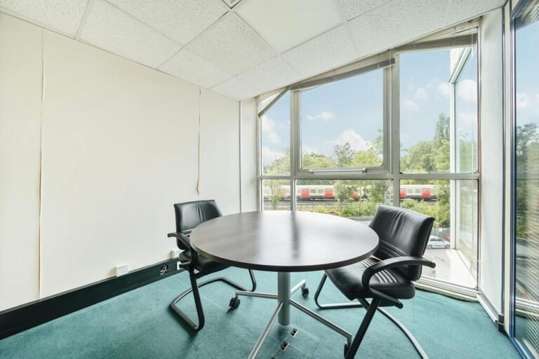 Кабинет Westbury House Pinner коммерция Просторный кабинет в Westbury House Pinner для прибыльной аренды