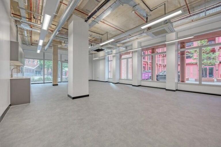 Входная зона Cask Works Приветственный рецепшн и вход в Cask Works на Stour Road, Hackney Wick премиум-офисы