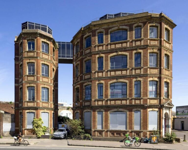 Вид на здание с Queenstown Road Коммерческий объект 220 Queenstown Road London, Battersea инвестиции, участок 0.2 акра без арендаторов