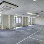 Обширная парковка за зданием на Хай-стрит Кобхэма, 0,3 акра участка для redevelopment