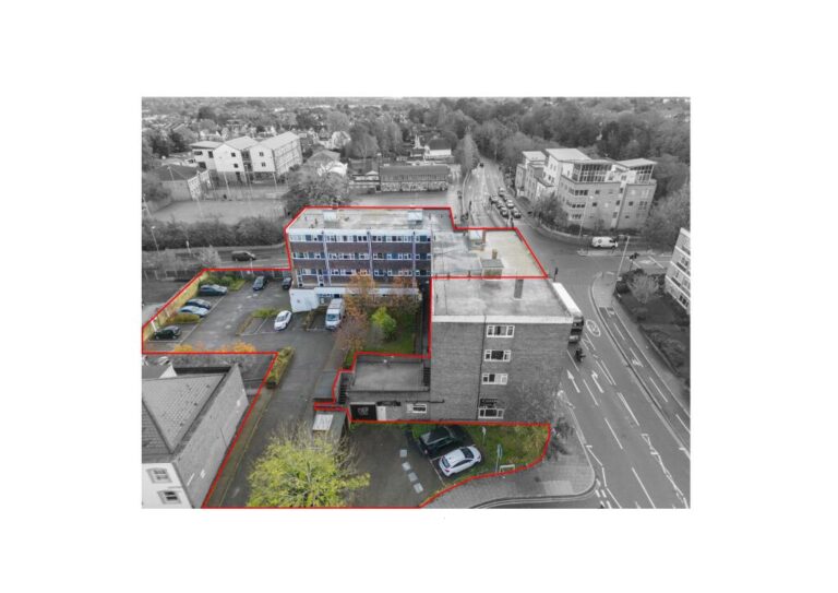 Золотой участок в Сурбитоне с арендным доходом Участок в престижном Сурбитоне с восемью квартирами и высоким доходом